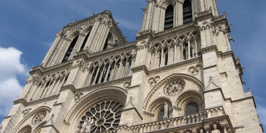 Politieagent aangevallen voor Notre-Dame in Parijs, dader neergeschoten
