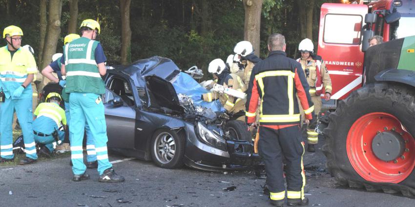 Vrouw in auto bekneld na aanrijding met tractor
