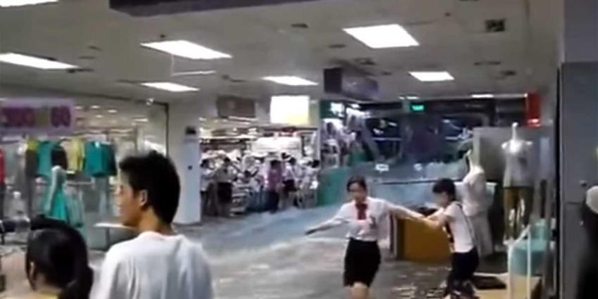 Rivier van water stroomt dwars door Chinees winkelcentrum