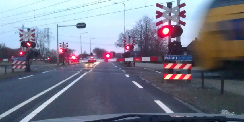 Onderzoek naar metalen balk op spoor