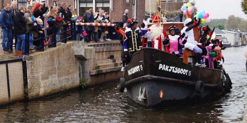 Sinterklaas en Pieten onder grote belangstelling in Heerenveen binnengehaald