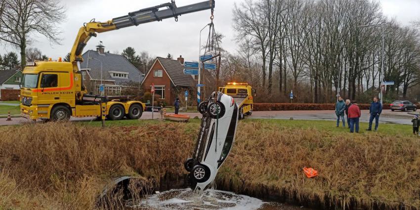 Auto uit water getakeld