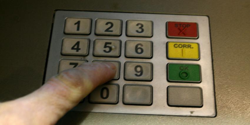 Pinnen bij pinautomaat