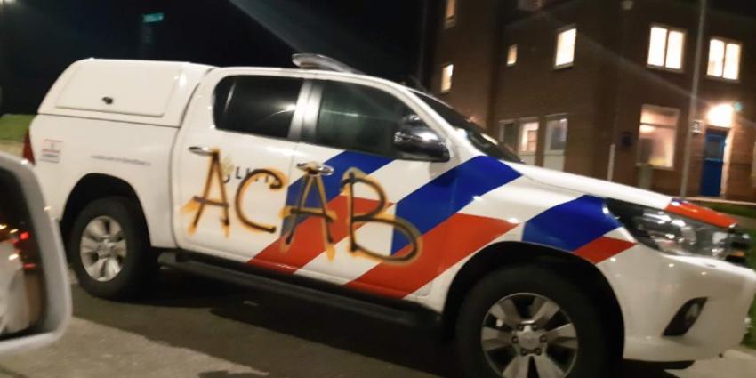 Graffiti gespoten op politiebureaus en -auto's