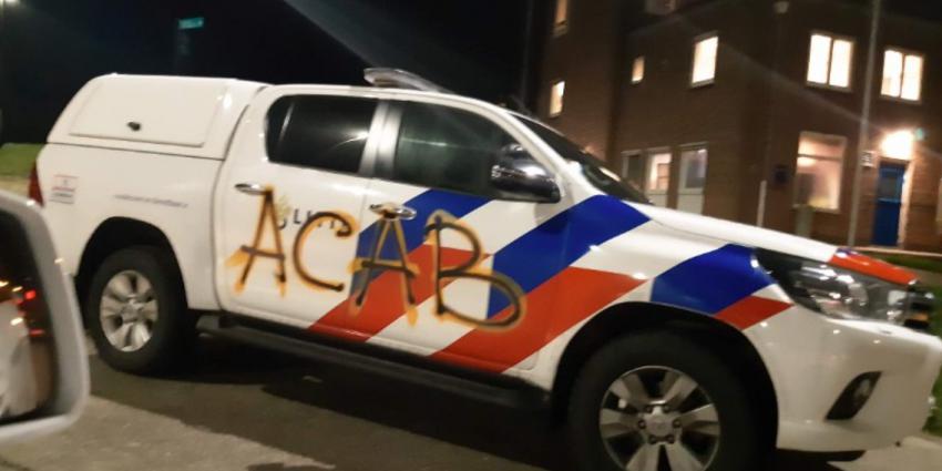 Graffiti gespoten op politiebureaus en -auto's