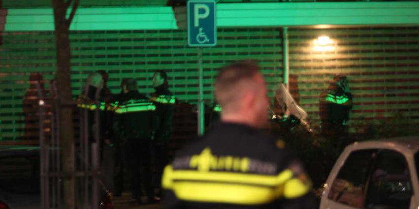 politie-agenten-groen-zwaailicht