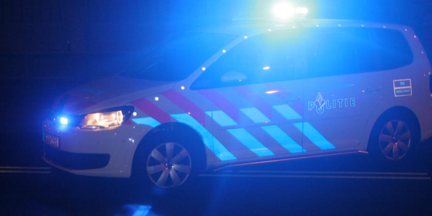 Foto van politieauto in het donker