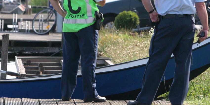 Bezopen 'schipper' bijna verzopen op Bierkade