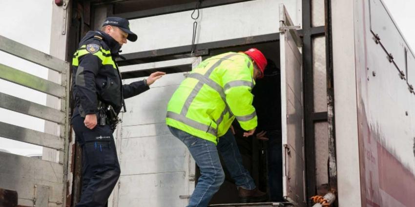 Synthetisch drugsafval in op vluchtstrook achtergelaten vrachtwagen