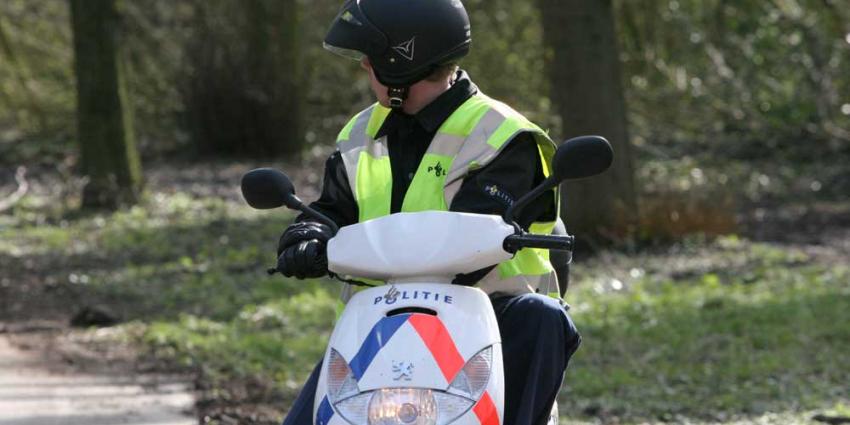 Foto van politie op scooter in bos | Archief EHF