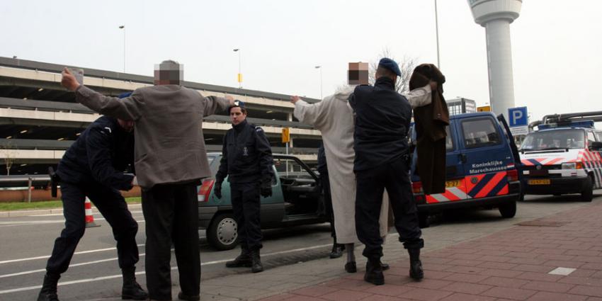 Extra zware controles op Schiphol om 'signaal' over terreurdreiging