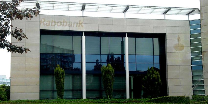 Rabobank ziet winst met bijna 40% dalen