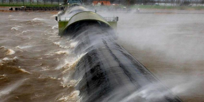 Vluchten geschrapt en waterkeringen dicht vanwege zware westerstorm