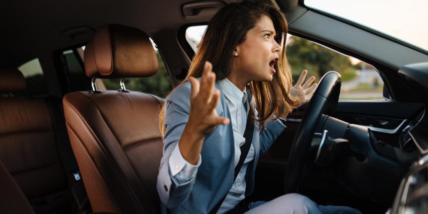 Vrouw boos achter het stuur