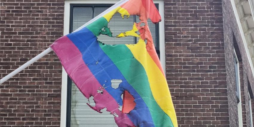 Regenboogvlag verbrand