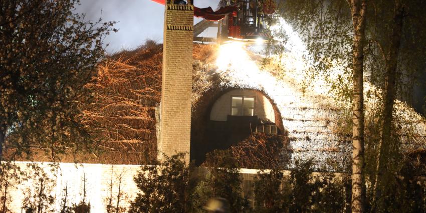 rieten dak in brand