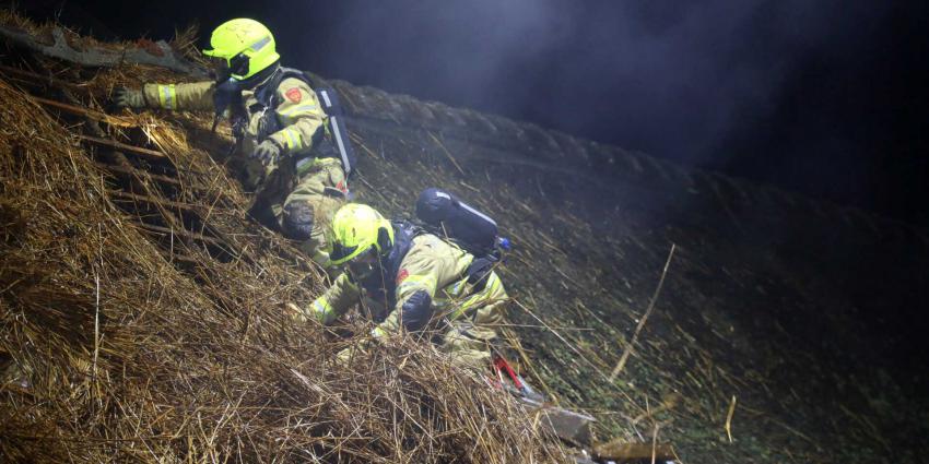 rieten-dak-brandweermannen