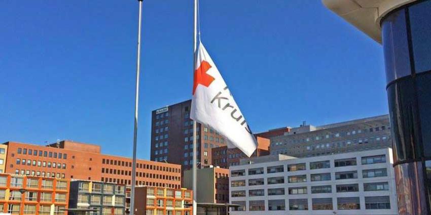 Vlaggen Rode Kruis halfstok om 'vrijwillige' doden te herdenken