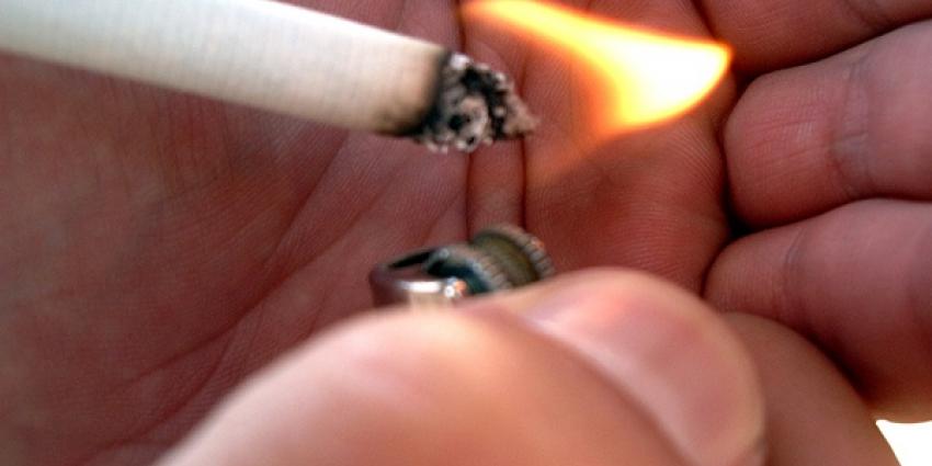 Foto van sigaret die wordt aangestoken