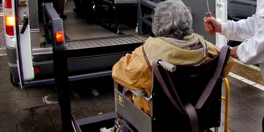 rolstoel-vervoer-busje-gehandicapten-ouderen