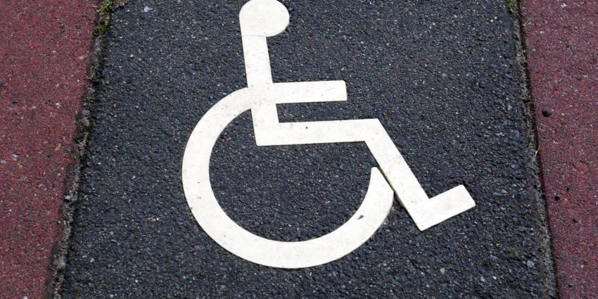 stoeptegel met rolstoel