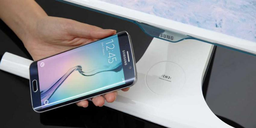 Samsung 'verstopt' draadloze laadfunctie in standaard van monitor
