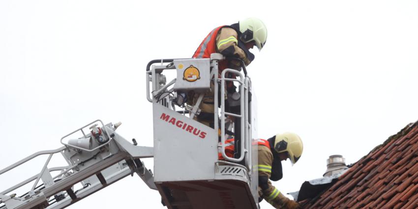 Brandweermannen met ladderwagen