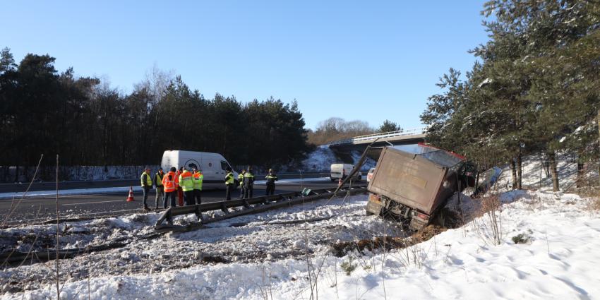 vrachtwagen door vangrail