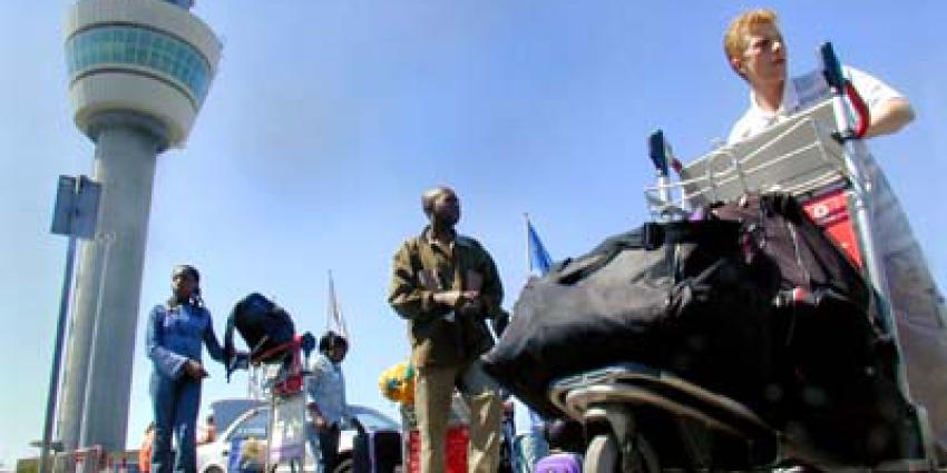 Foto van reizigers op luchthaven Schiphol | Archief EHF