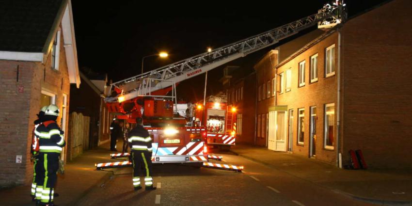 Brandweer veegt schoorsteen