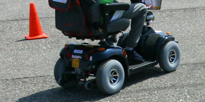 Man in scootmobiel probeert aan agenten te ontkomen