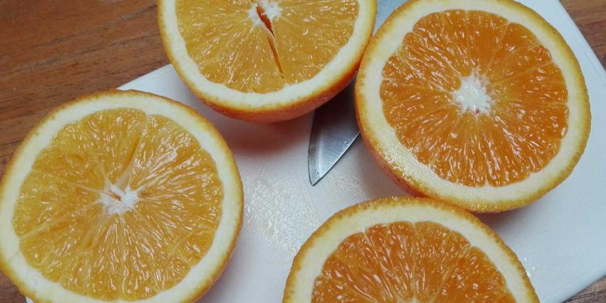 sinaasappel-mes-snijplank-fruit-vers