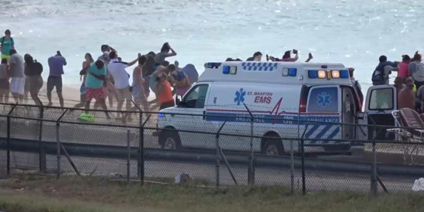 Toerist overleden nadat ze door vliegtuig op Sint-Maarten wordt weggeblazen