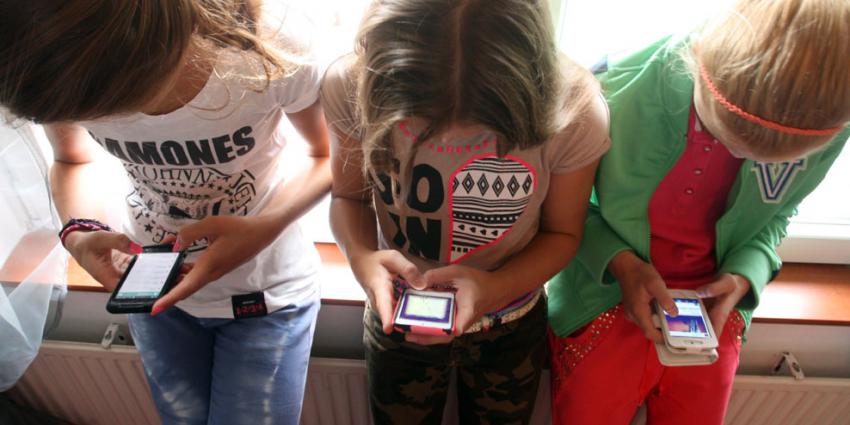 Kinderen op mobieltje | fbf