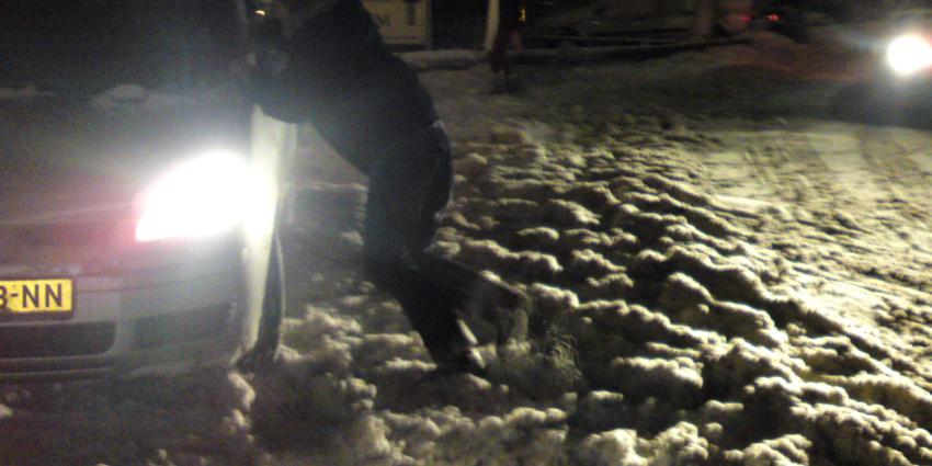 Lange files verwacht richting de sneeuw