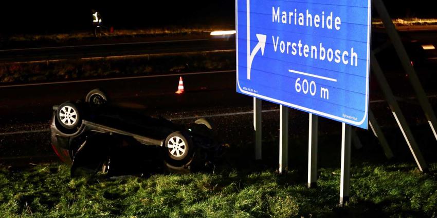 Auto belandt op zijn kop in berm langs A50 Veghel