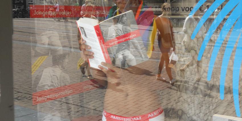 Live ‘sprookjesjongens’ in de etalage van boekhandel