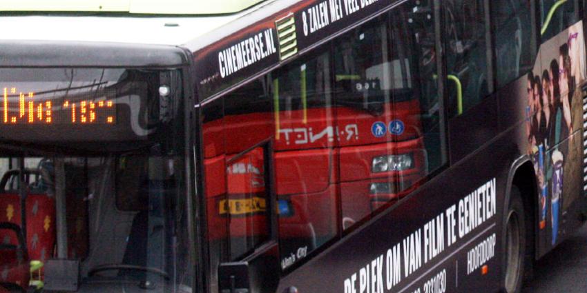 Passagier gewond na stoeptegels door ruiten bus in Haarlem