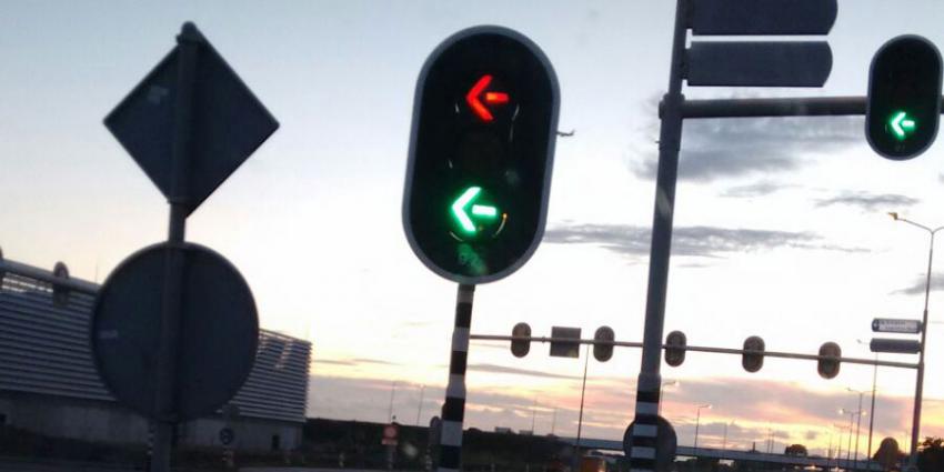 Stoplicht laat automobilisten op kruising N196 twee kleuren zien