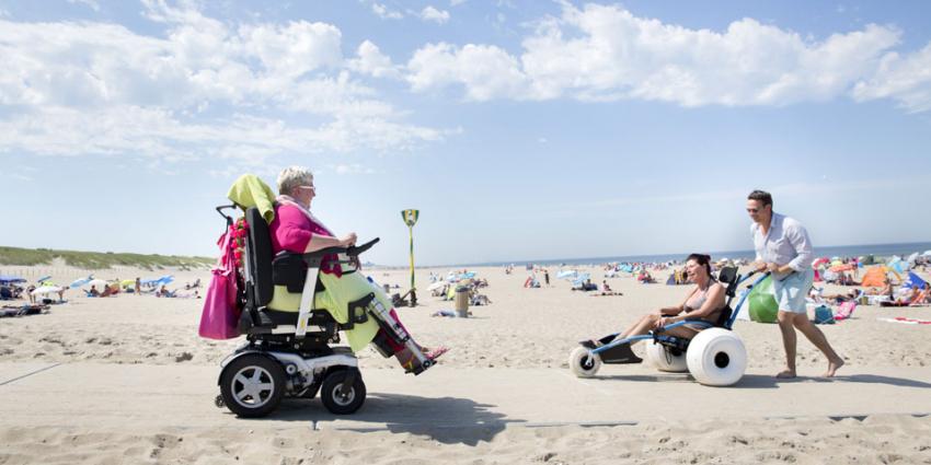 Haagse strand heeft extra betonpaden voor rolstoelers en kinderwagens