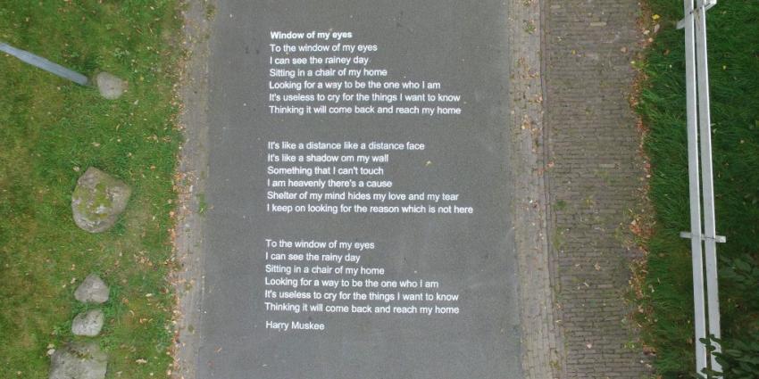 Teksten van Harry Muskees op straat gespoten in Grolloo