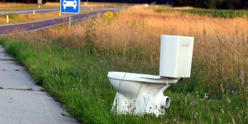 Openbaar toilet zonder enige privacy langs N34 in Drenthe