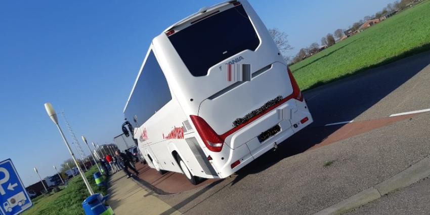 Honderden smartphonegebruikers in het verkeer op de bon vanuit touringcar