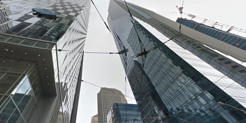 Wolkenkrabber zakt langzaam de grond in 