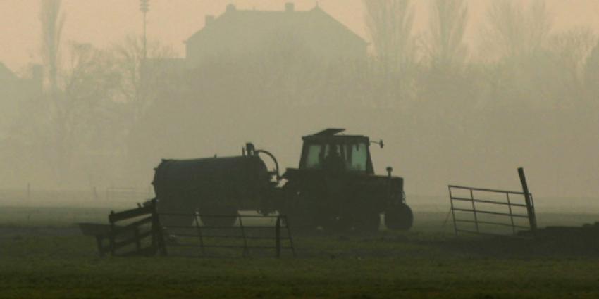 Foto van traktor mest uitrijden weiland | Archief EHF