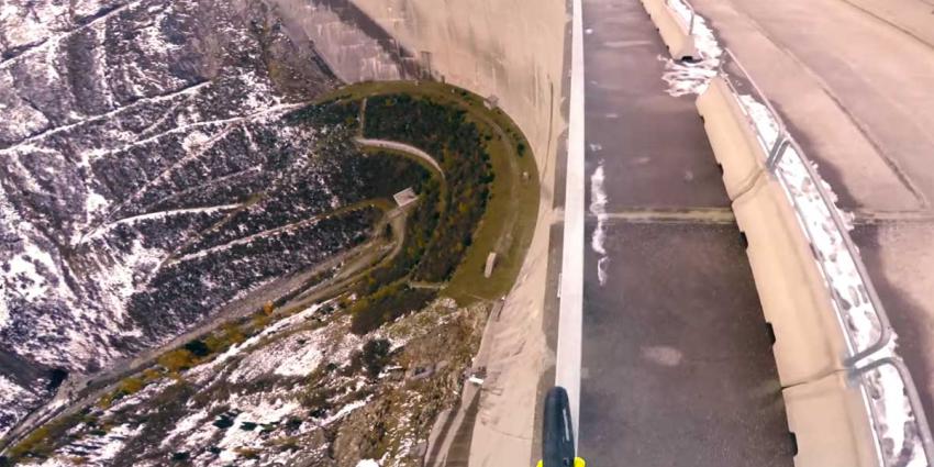 Rijdt u even mee over het smalle hekje op deze 200 meter hoge dam