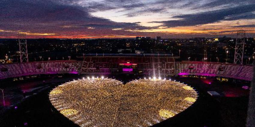 KWF verlicht hart van duizenden lampionnen in het Olympisch Stadion