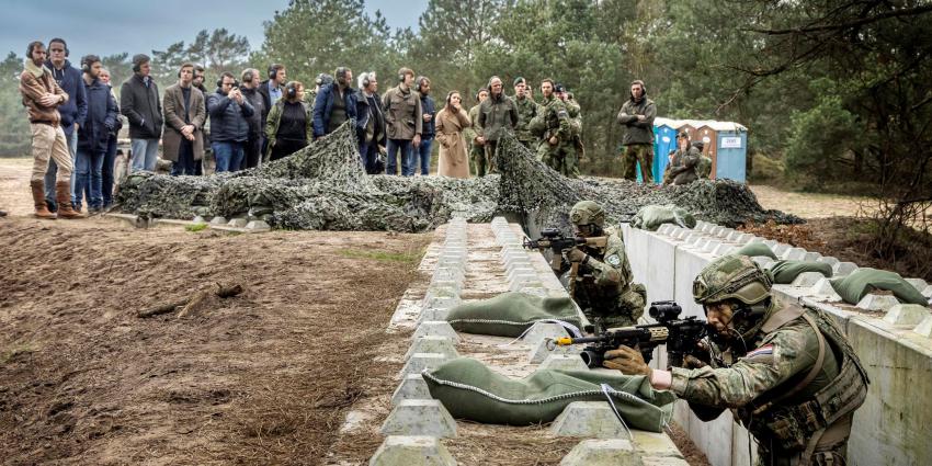 Parlementariërs bezoeken landmacht