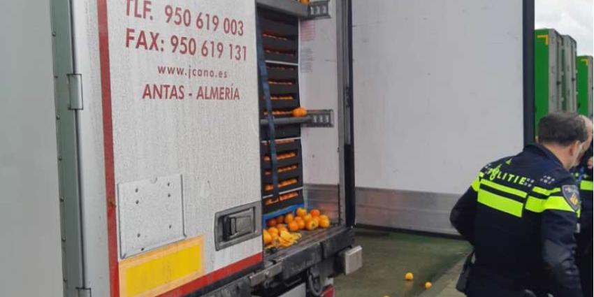 Verstekelingen aangetroffen tussen lading sinaasappels in vrachtwagen Ridderkerk