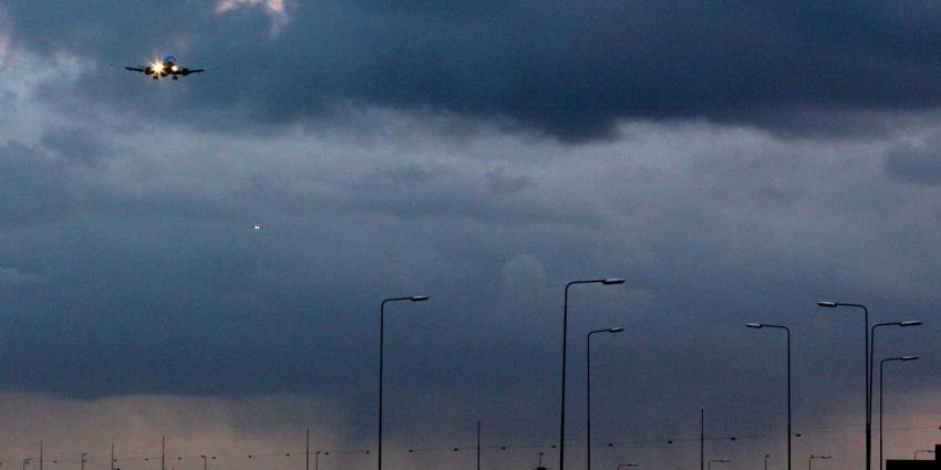 vliegtuig-landen-donker
